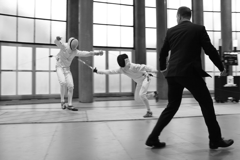 Finales Gefecht beim Herren-Degen-Fechtturnier "Der Weiße Bär von Berlin". Schiedsrichter beobachtet einen Treffer