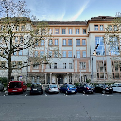 Wir trainieren in der Halle der Ernst-Habermann-Grundschule in der Prinzregentenstraße
