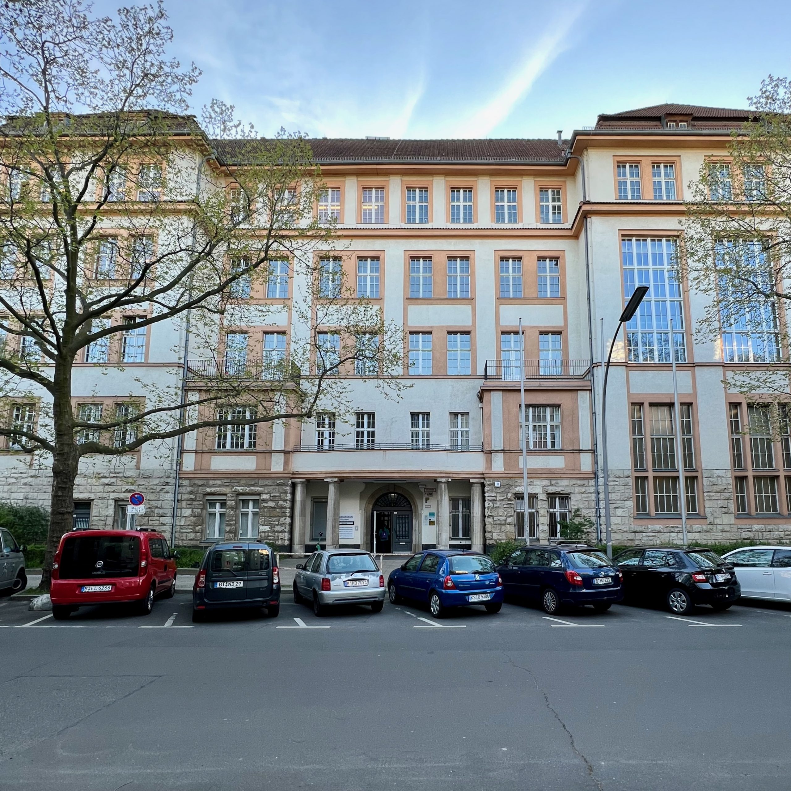 Wir trainieren in der Halle der Ernst-Habermann-Grundschule in der Prinzregentenstraße