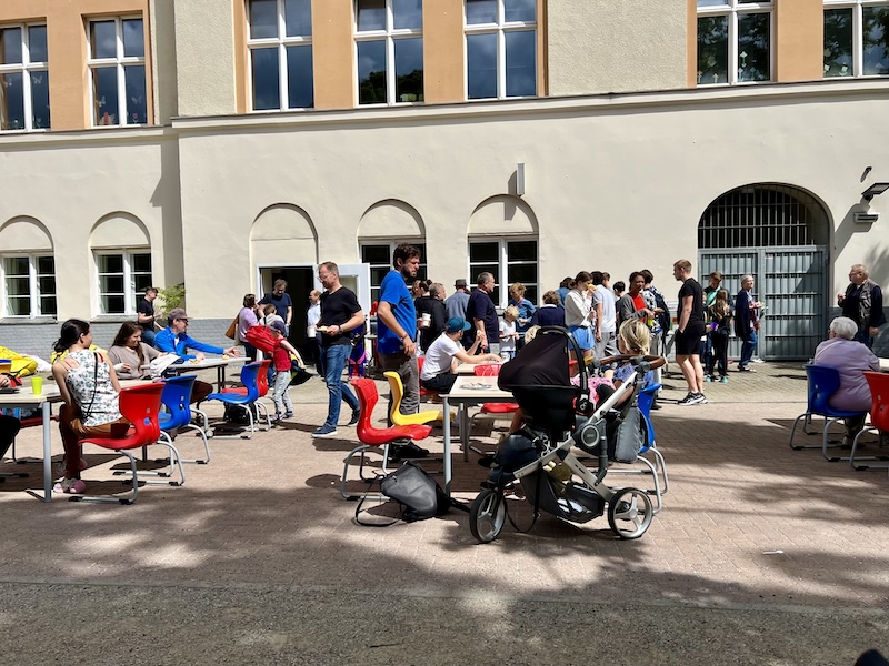 Blick in den Schulhof der Ernst-Habermann-Grundschule beim Sommerfest des Fecht-Club Grunewalds