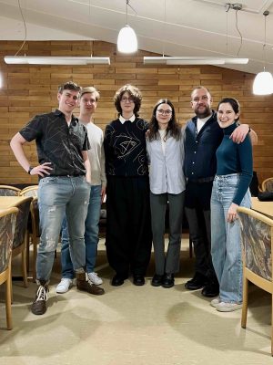 Das versammelte Vorstandsteam des Fecht-Club Grunewald nach der Wahl von Polina und Mariia als Präsidentin und Vizepräsidentin